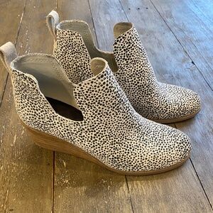 Toms womens Kallie Wedge Bootie Size 8 Ankle Macadamia Cheetah Leopard